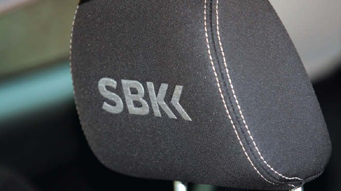 Tα προσκέφαλα φέρουν το λογότυπο SBK.